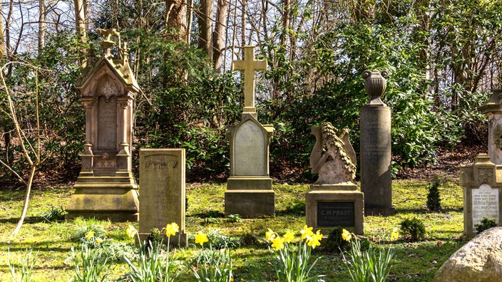 Symbolbild: Grabsteine auf einem Friedhof