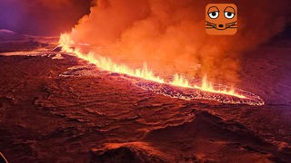 Lava spritzt aus einem Erdriss auf Island