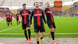 Drei Leverkusener Spieler freuen sich nach einem Tor