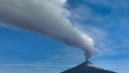 Der Popocatépetl mit einer großen Rauchfahne, die aus seinem Krater aufsteigt