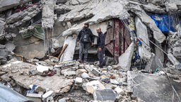 Zwei Männer in Trümmern nach dem Erdbeben in Idlib, Syrien