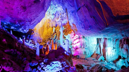 Tropfsteinhöhle bunt beleuchtet