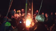 Kinder am Lagerfeuer 