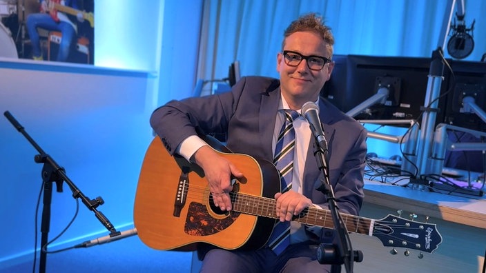 Sven van Thom mit Gitarre im Studio