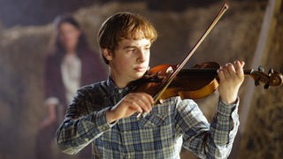 Dimitri übt auf dem Dachboden Geige.