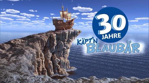 Das Schiff von Käpt'n Blaubär steht auf auf einer Klippe. Daneben ist das Logo zum Jubiläum.