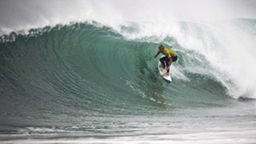 Das Surfcamp - Surfer surft eine Welle