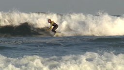 Das Surfcamp - Max surft
