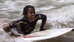 Surfcamp - Iman drückt sich vom Brett hoch