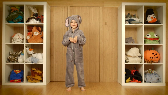  In einem Kinderportrait verkleidet sich Olivia und stellt ihre vielen tollen Kostüme vor.