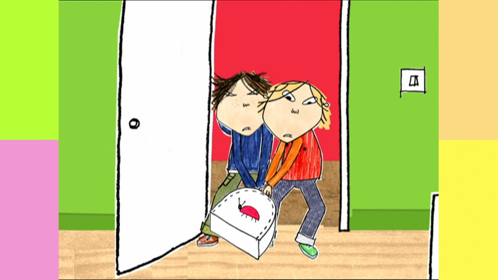 Charlie und ein Freund ziehen einen Koffer
