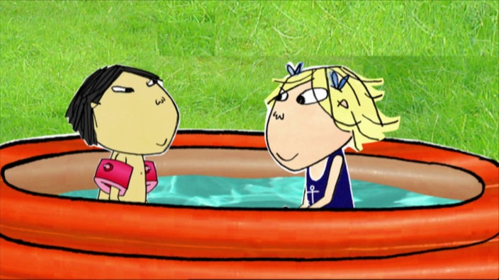 Lola und Arnold sitzen in einem aufblasbaren Swimmingpool