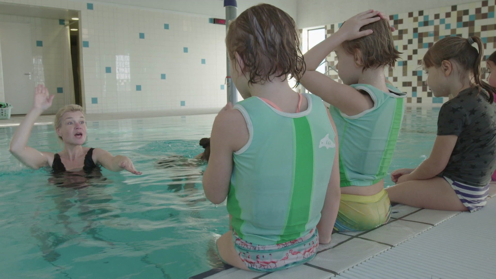 Julia und Sophie gehen schwimmen - Kinder