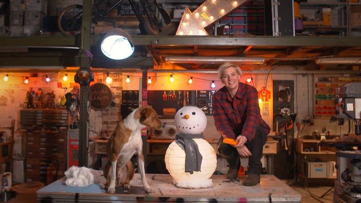 Laura mit Hund und Schneemannlampe
