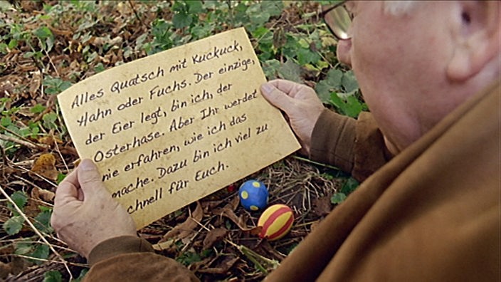 Armin mit einem Brief vom Osterhasen
