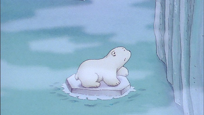 Lars der kleine Eisbär auf einer Eisscholle im Meer vor einem Eisberg