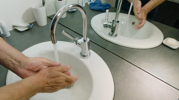Armin wäscht sich die Hände