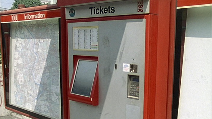 ein Fahrkartenautomat an einer Haltestelle