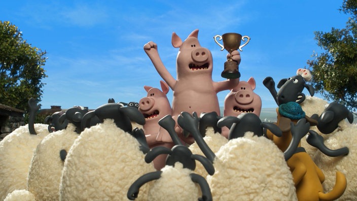 Schafe und Schweine jubeln mit einem Pokal