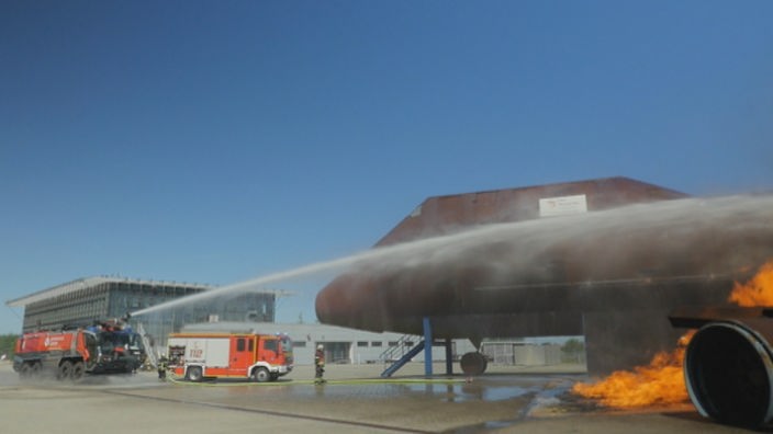 Flughafen-Feuerwehr-Löschfahrzeug in Aktion