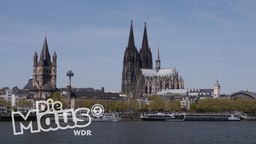 Blick auf den Kölner Dom am gegenüber liegenden Rheinufer