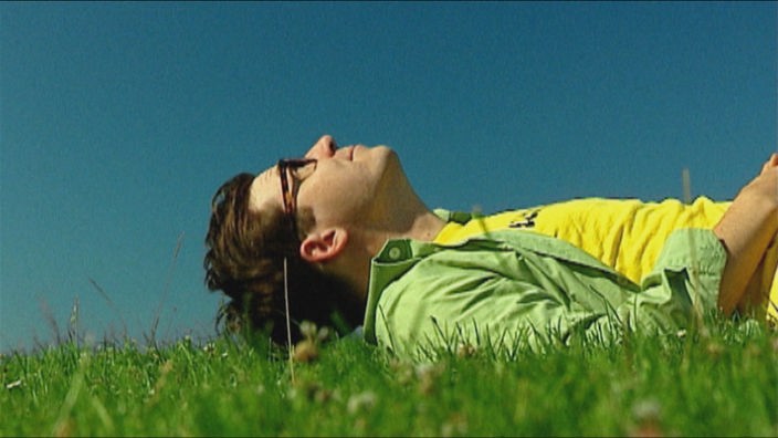 Ralph liegt im Gras und schaut in den Himmel