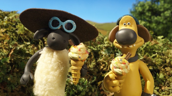 Shaun und Bitzer mit je einem Eis, Shaun trägt einen Hut und eine Sonnebrille