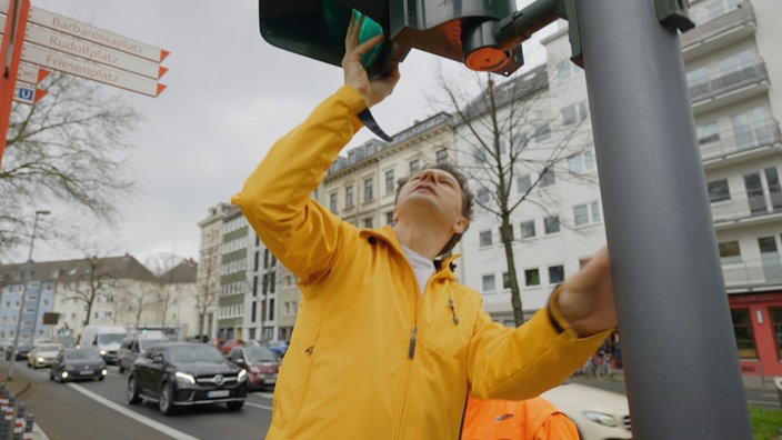 André schaut sich eine Ampel genauer an