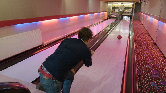 André auf Bowling-Bahn