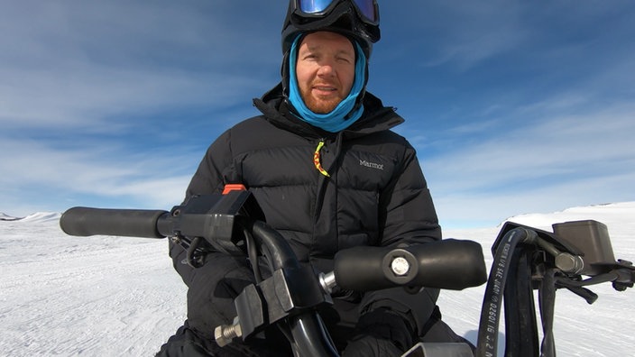 Alexander Gerst auf einem Schneemobil