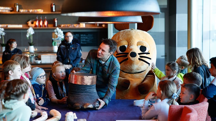 Bei Türen auf mit der Maus 2024 haben sich wieder überall in Deutschland die Türen zu Entdeckungen geöffnet. André Gatzke besucht mit vielen Maus-Fans den Zoll am Flughafen in Weeze und entdeckt, was von Reisenden in Koffern geschmuggelt wird.