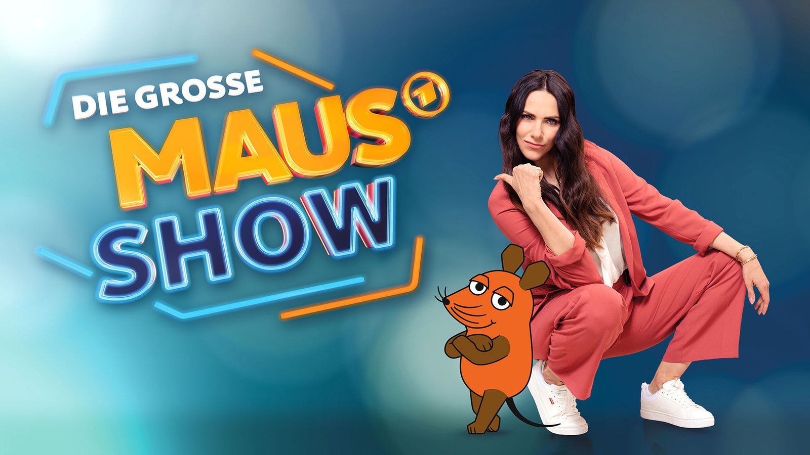 Esther vor dem Logo der der Maus-Show