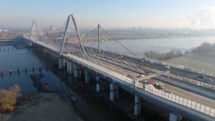 Luftaufnahme der neuen Autobahnbrücke über den Rhein.