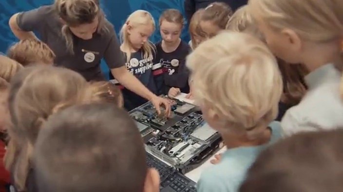 Kinder bekommen den Aufbau eines Computers erklärt.