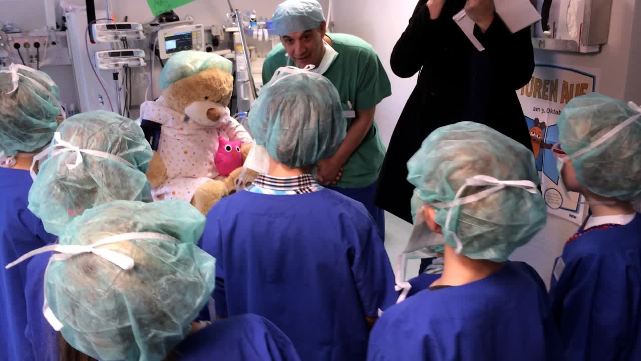 Kinder in OP-Bekleidung  in einer Krankenhaus 