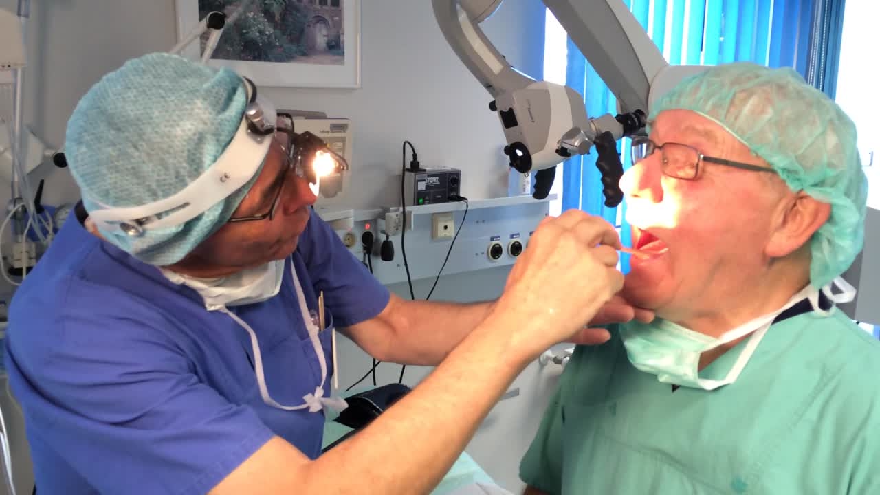 Die Zähne des Patienten wird vom Arzt untersucht