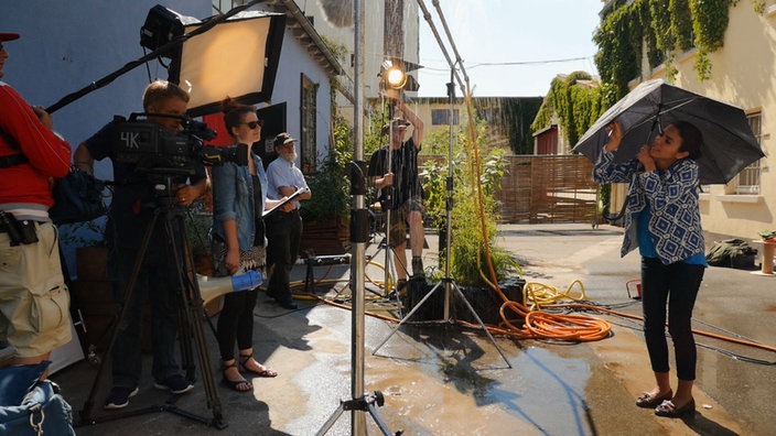 Experten lassen es bei Sonnenschein regnen für Filmeffekte