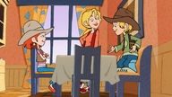 Lilli und Leon sitzen in Cowboy- und Sheriffkostüm an Tisch, ihre Mutter steht daneben.