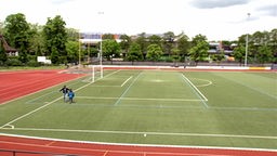 Auf einem Fußballfeld sind die Linien eingezeichnet, die für Footballspieler wichtig sind.