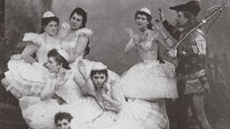 Schwarz-Weiss Fotografie von einer Gruppe an Tänzer*innen des Marjinksi-Theaters, die eine Szene aus „Schwanensee“ darstellen aus dem Jahr 1895.