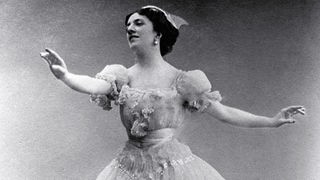 Schwarz-weiß-foto der Tänzerin Agripine Waganowa in klassischem Tutu aus dem Jahr 1907.