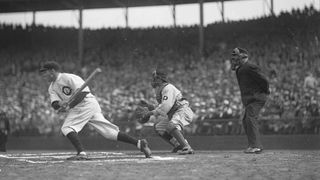 Schwarz-weiß-Foto von 1930: Spielszene aus einem Spiel zwischen den  Chicago Cubs gegen die Pittsburgh Pirates.