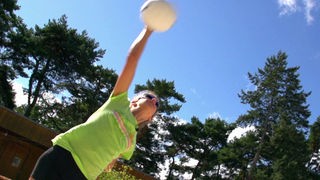 Alessia schlägt mit hoch ausgestrecktem Arm gegen Volleyball.