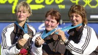 Deutsche Damenmannschaft mit ihrer Bronzemedaille, 1996 in Sydney