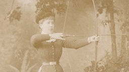 Schwarz-weiß Foto aus dem 19. Jahrhundert zeigt eine englische Bogenschützin.