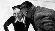 Sonja Henie mit ihrem Trainer bei den Olympischen Winterspielen 1936 in Garmisch-Partenkirchen.