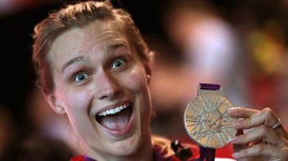 Britta Heidemann hält Medaille hoch.
