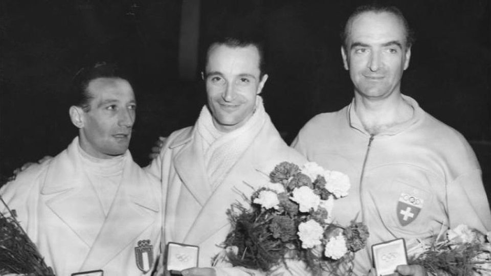 Schwarz-weiß Foto: Edoardo Mangiarotti (Mitte) bei Siegerehrung.
