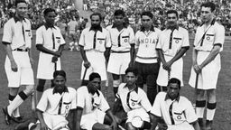 Schwarz-Weiß Foto: Gruppenbild der indischen Feldhockey-Nationalmannschaft von 1936