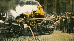 Handgefärbte Postkarte mit einer von Pferden gezogenen Löschmaschine der New Yorker Feuerwehr um 1910.